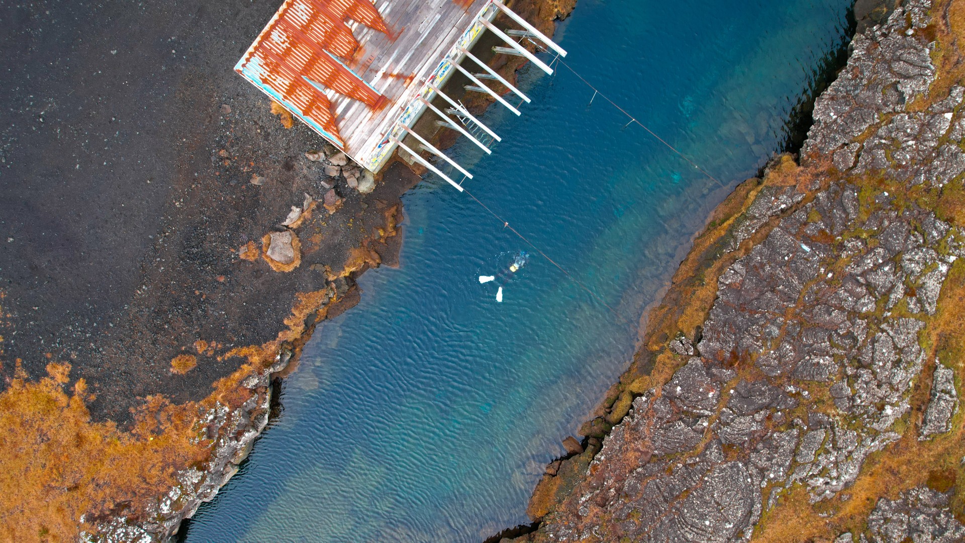 lava-wreck-dive-diver-in-bjarnagja-from-above.jpg