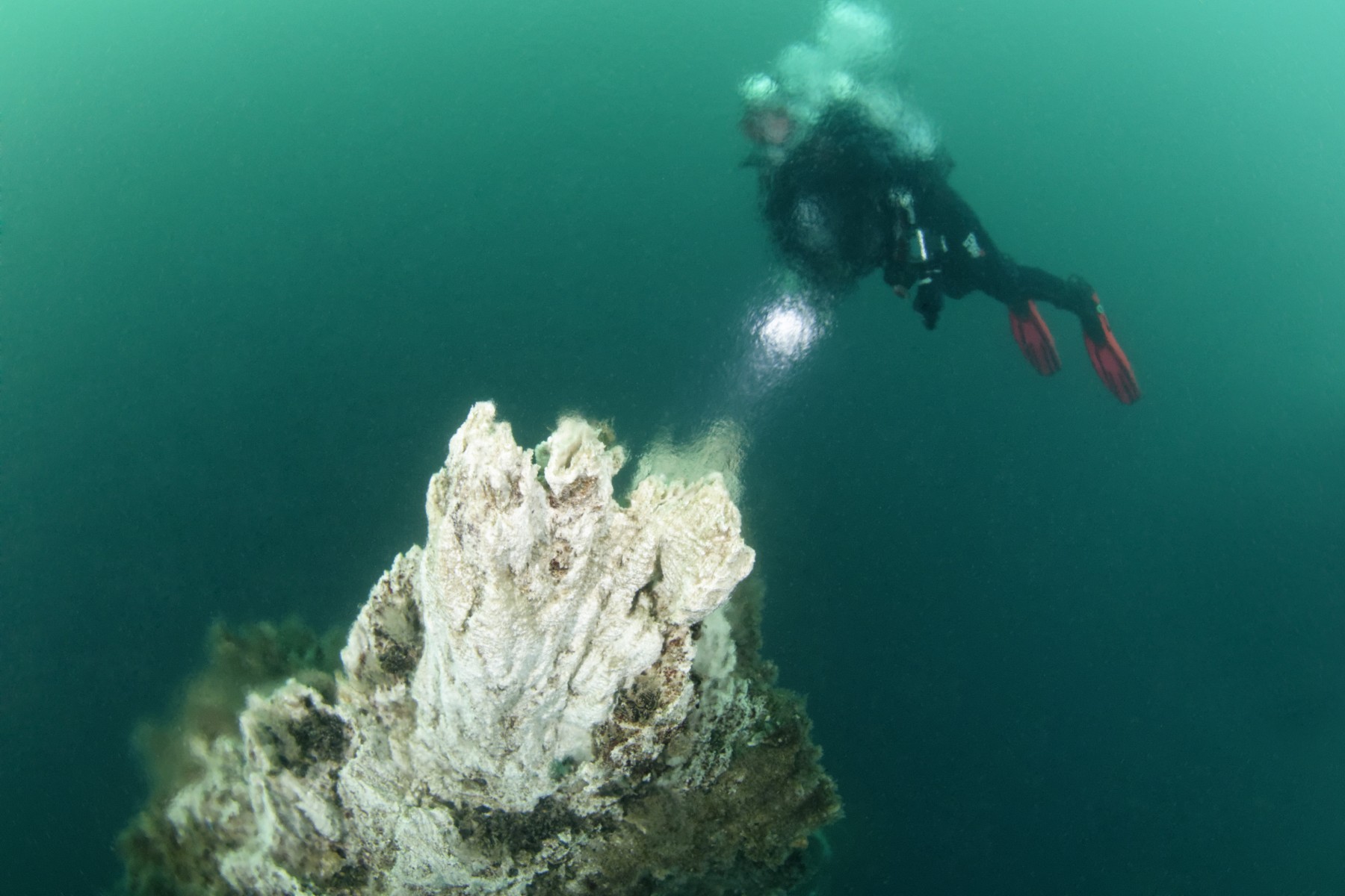 diver-hydrothermal-vent-strytan-iceland