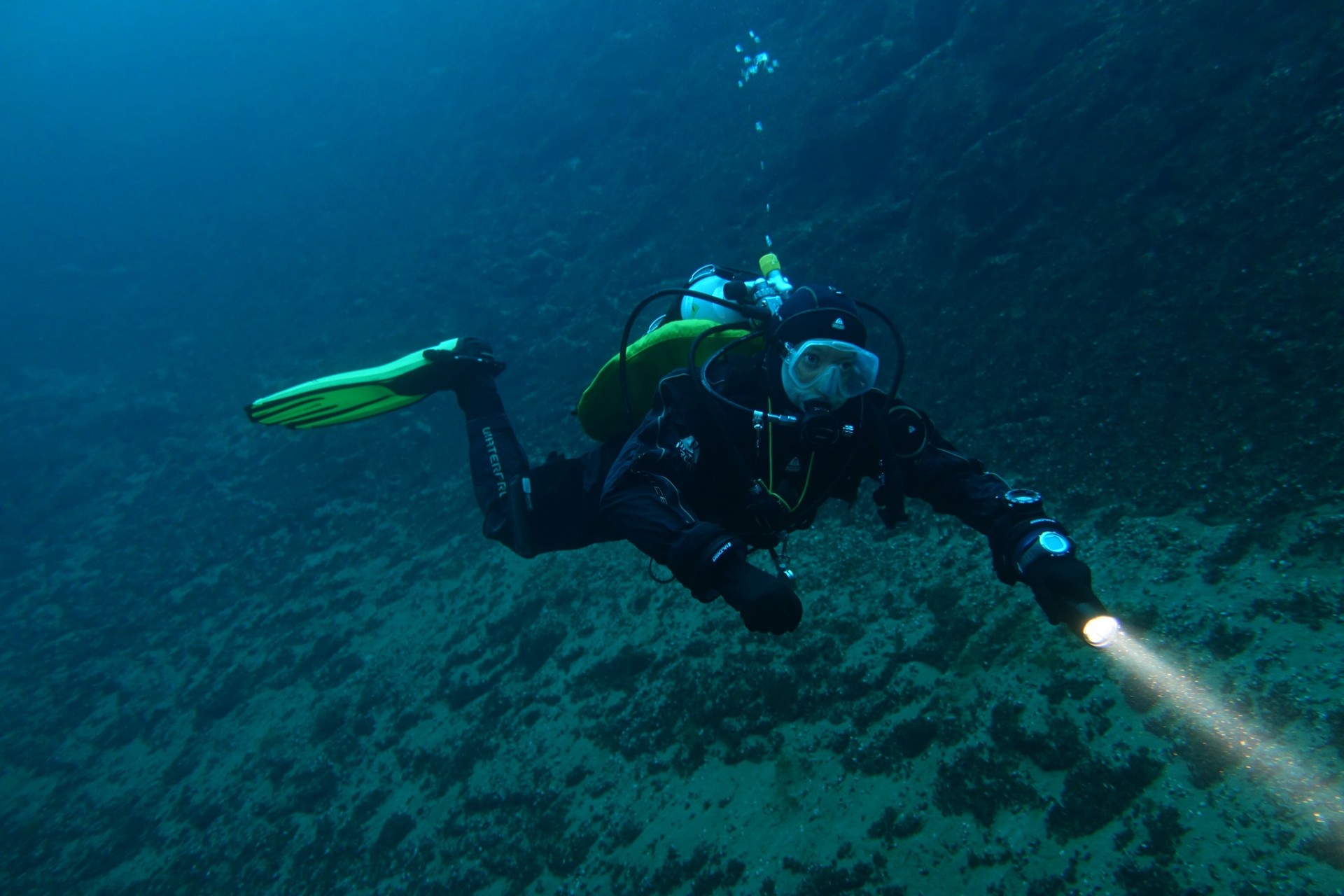 aleksandra-diving-guide-at-dive.is-iceland.jpg