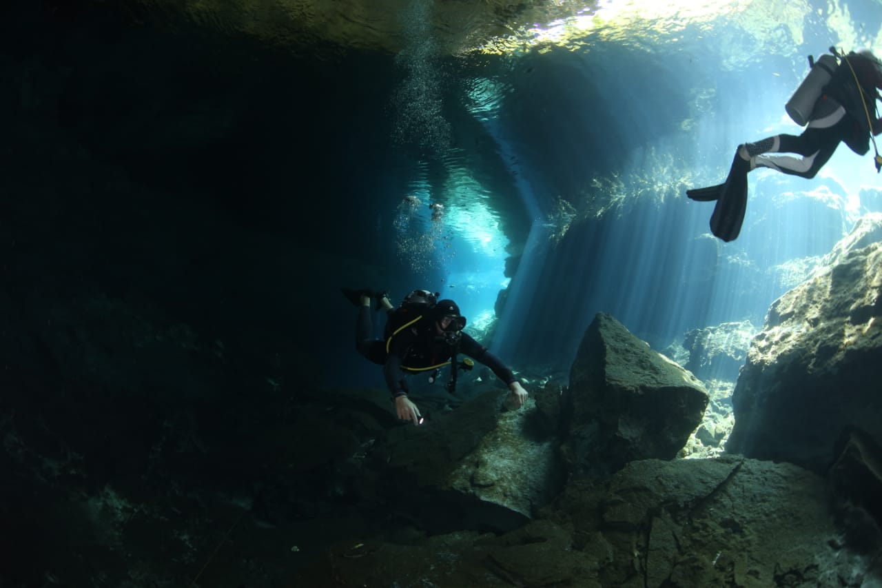 hugo-dive-guide-dive.is-iceland.jpg