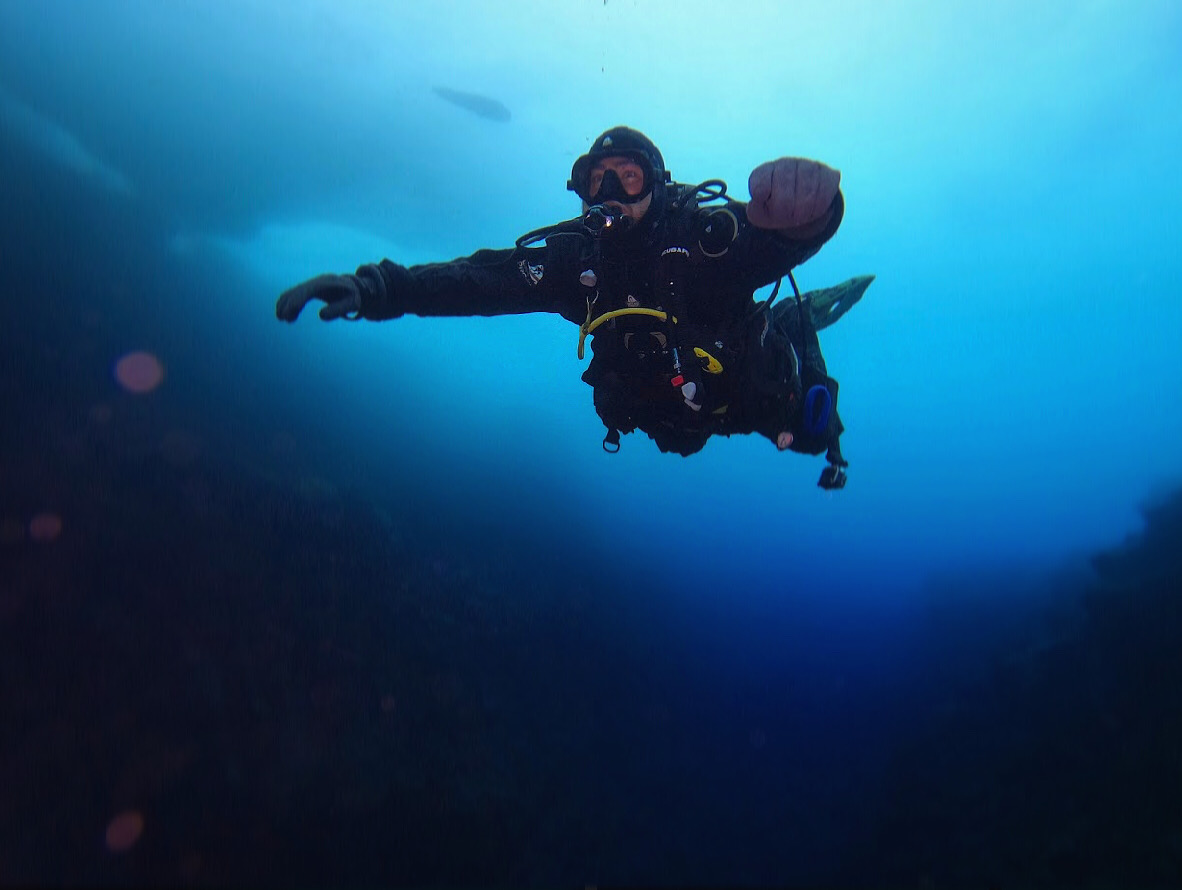 hugo-diving-guide-dive.is.jpg